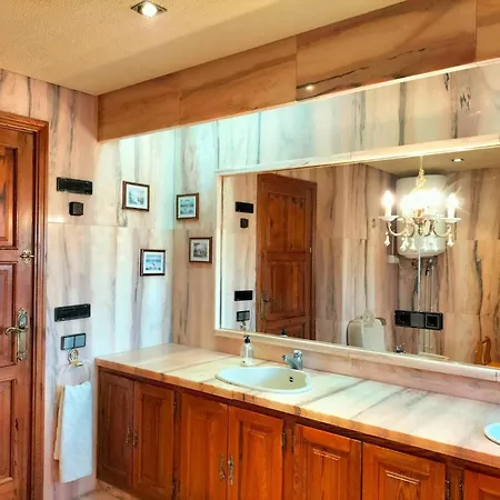 Дом отдыха Casa Estanque Compartida Piscina Y Jardin 7 Pax Мучамель